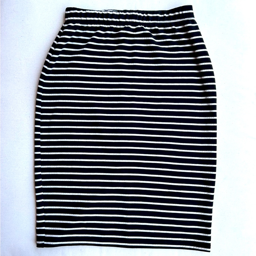 Size Large Black and White Striped Pencil Skirt - Stretchy